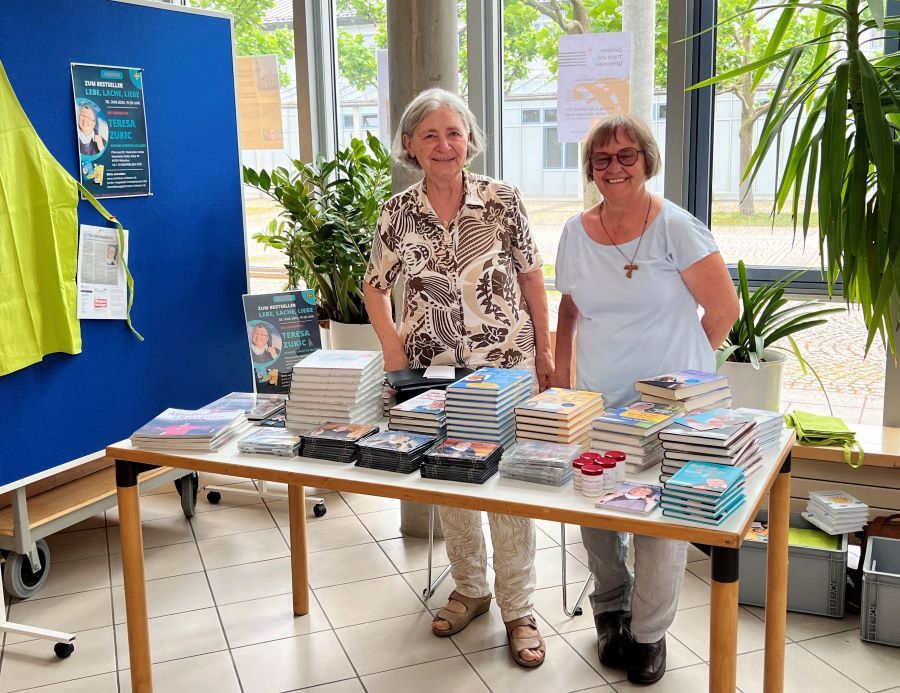 Bücherstand im Foyer