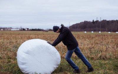 Bauer bei harter Arbeit auf dem Feld