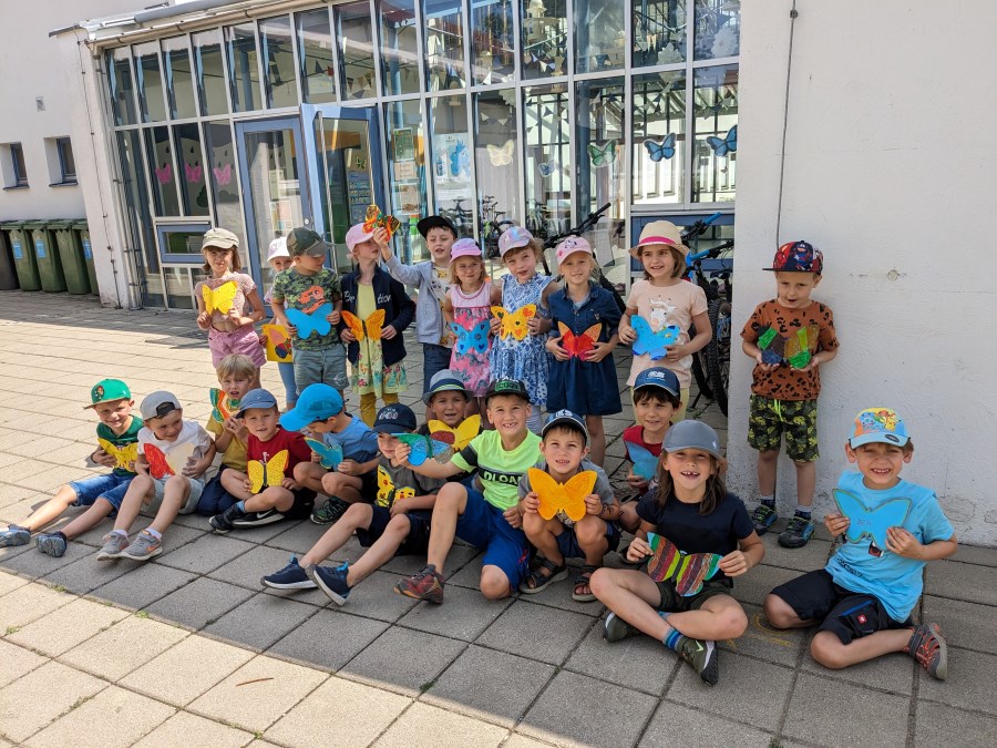 Gruppenbild der Vorschulkinder 2023 aus dem Kinderzentrum vor der Grundschule Altfraunhofen