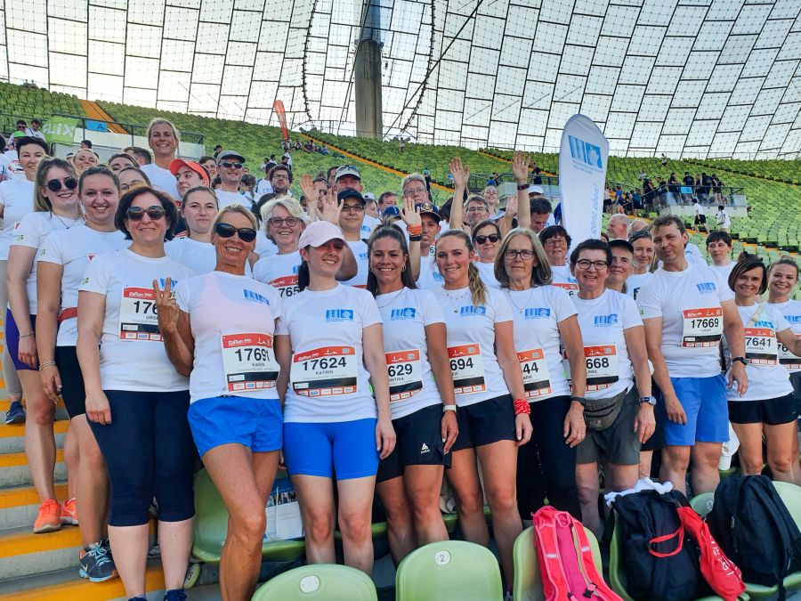 Das Laufteam des Erzbischölichen Ordinariats München vor dem Firmenlauf im Olympiastadion