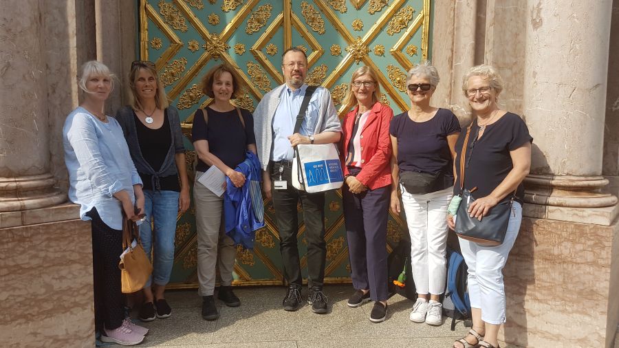 Dr. Roland Götz mit sechs Teilnehmerinnen des Kirchenhistorischen Rundgangs durch die Münchner Innenstadt vor der Dreifaltigkeitskirche