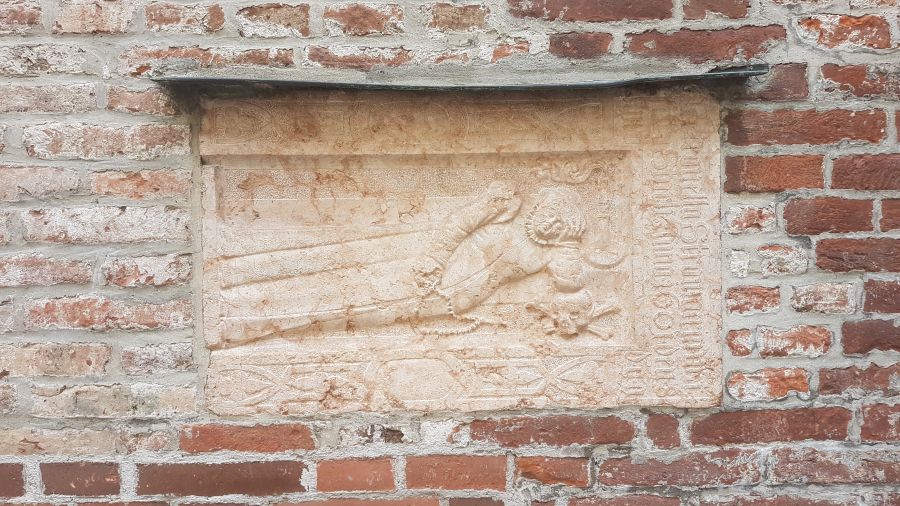 Grabstein von Petronella Stromair in der Mauer der Liebfrauenkirche am Frauenplatz