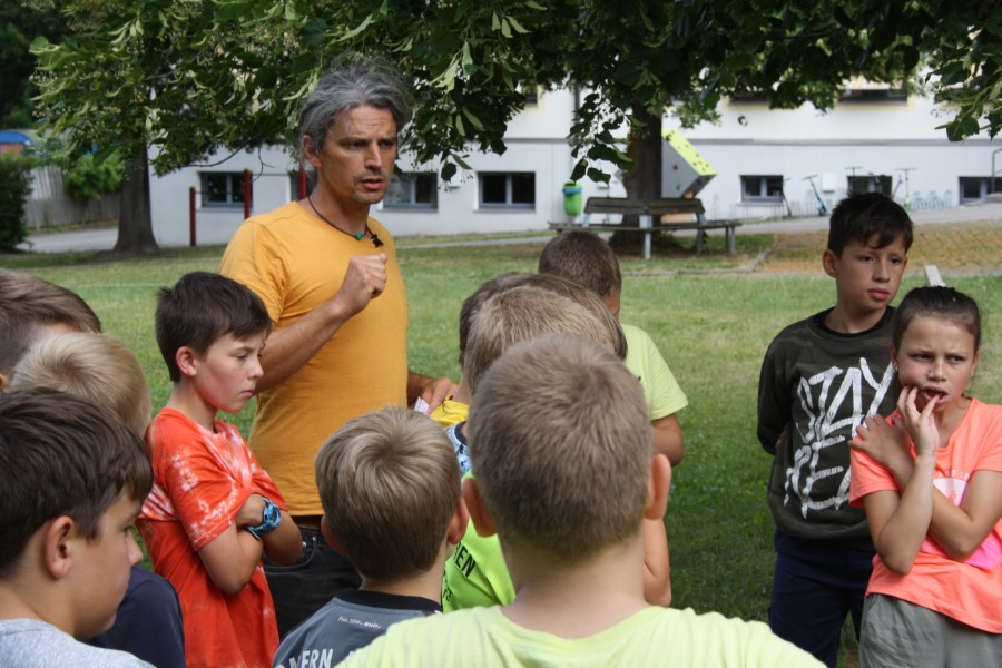 Religionslehrer Schmölz im Gespräch mit seinen Schülerinnen und Schülern