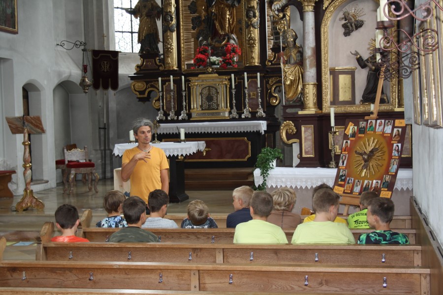 Religionslehrer Schmölz auf der 7. Station des Schöpfungswegs in der Kirche