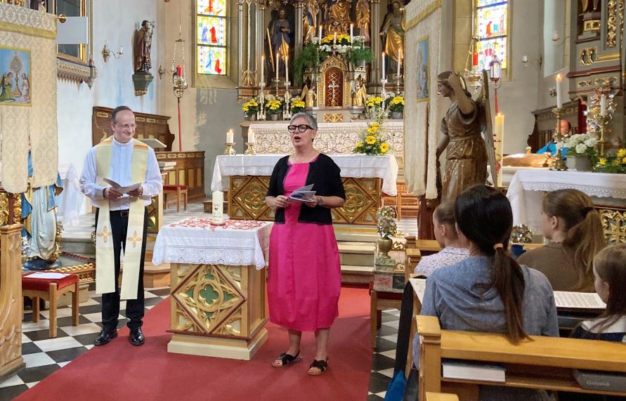 Generalvikar Christoph Klingan feiert 2023 mit Susanne Ehlert, <br/>Alleinerziehenden und ihren Kindern einen Gottesdienst in <br/>Natz, Südtirol