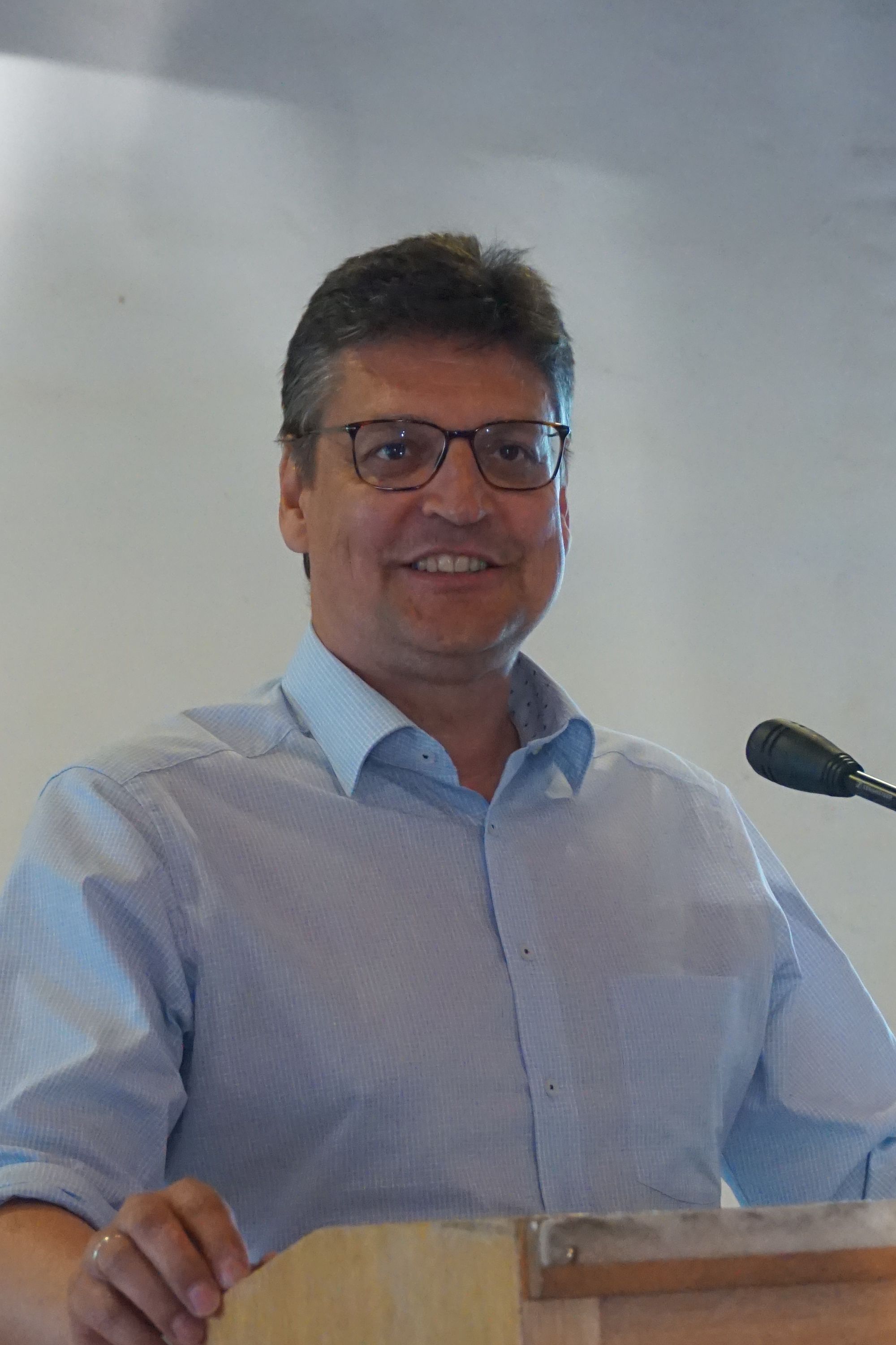 Landrat Max Heimerl hält ein Grußwort