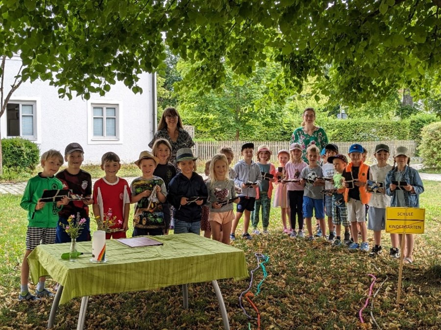 Gruppenbild im Pfarrgarten anlässlich der Abschlussandacht der Vorschulkinder 2023