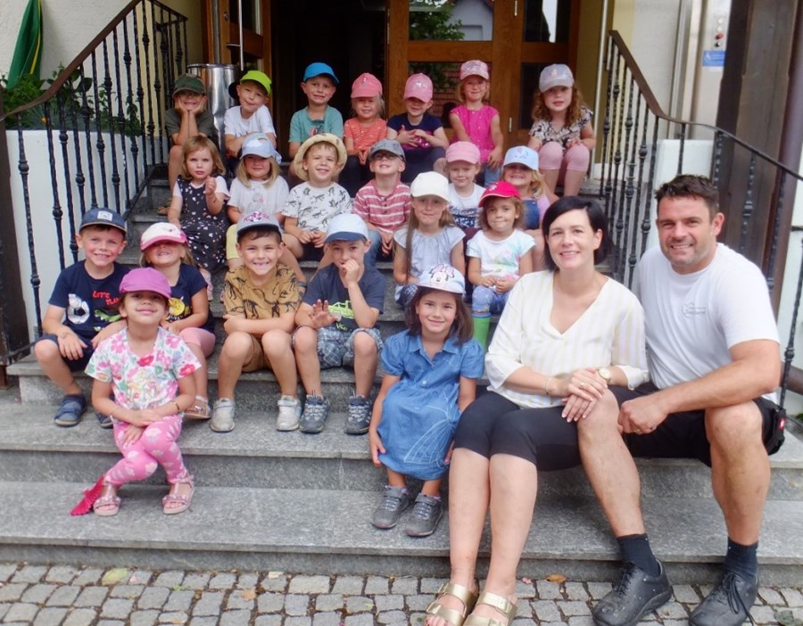 Gruppenbild der Vorschulkinder 2023 beim Besuch des Vilserwirt