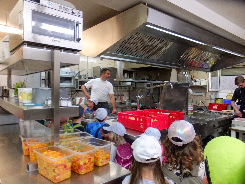 Kindergartenkinder in der Küche des Vilserwirt beim Besuch der Vorschulkinder 2023
