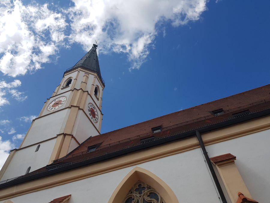 Kirchturm von unten