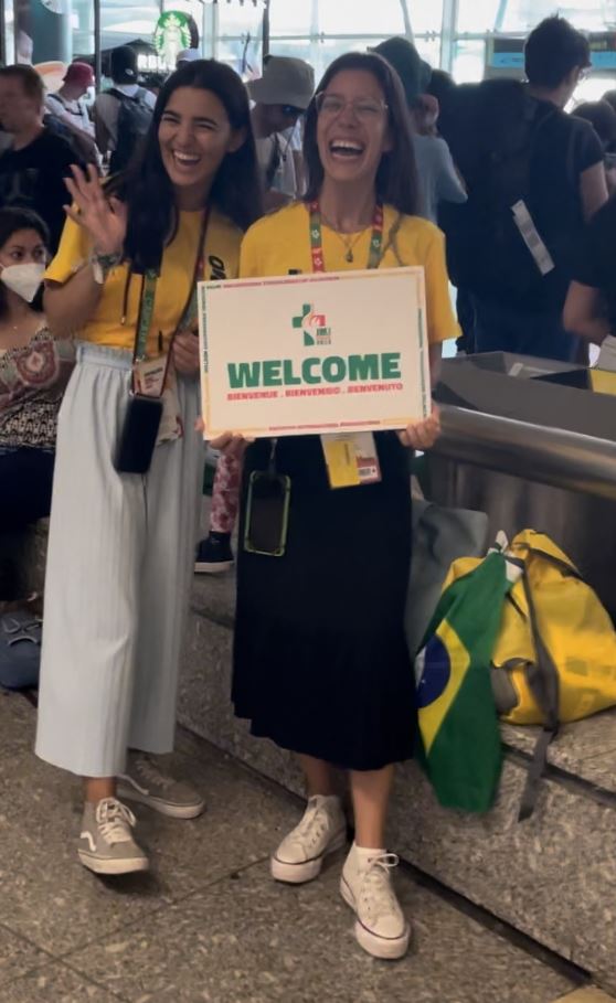 Freiwillige Helferinnen am Flughafen in Lissabon beim Weltjugendtag 2023