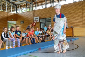 Schüler Andreas Loidl im Müllgewande auf dem Laufsteg der Müllmodenschau in der Grundschule Nußdorf