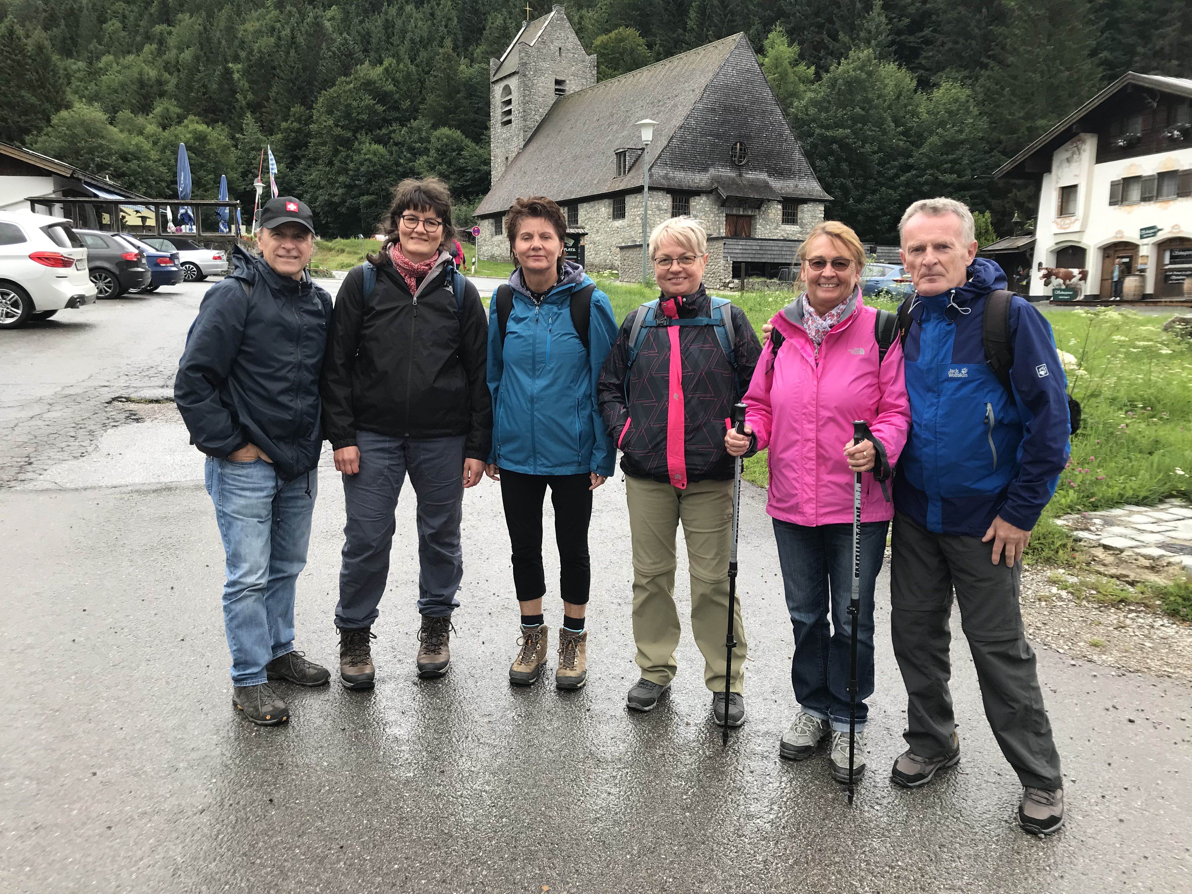 Wandergruppe trotzt dem Wetter