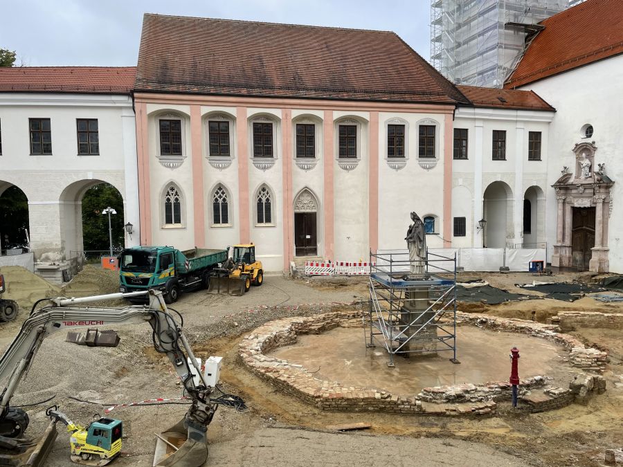 Baustelle im Hof mit Statue und Pferdeschwemme auf dem Freisinger Domberg