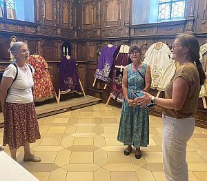 Dr. Monika Schwarzenberger-Wurster und Kirchenpflegerin Marianne Reil in der Pfarr- und Wallfahrtskirche Mariä Himmelfahrt in Tuntenhausen