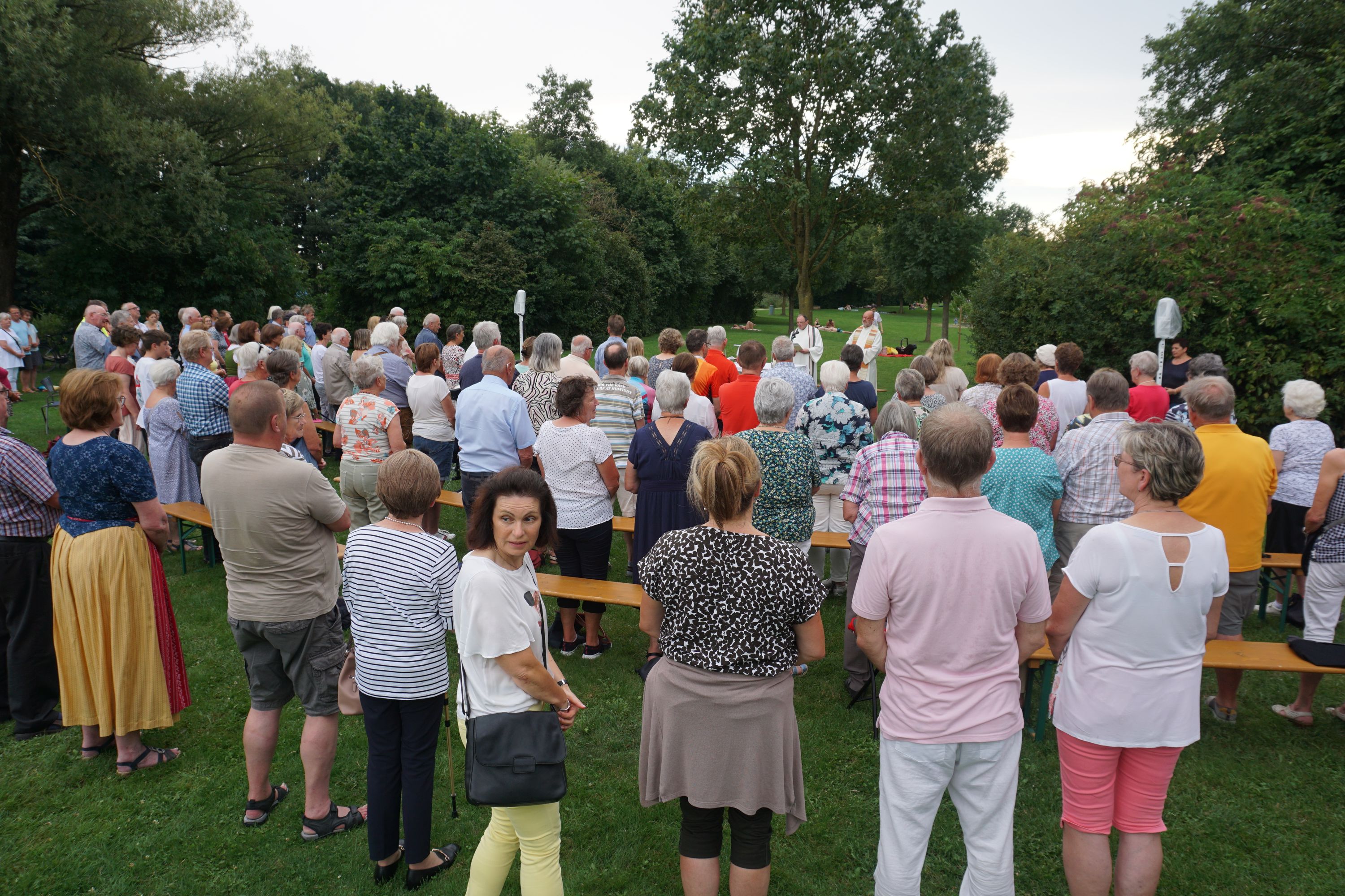 Gottesdienstbesucher mit den beiden Dekanen