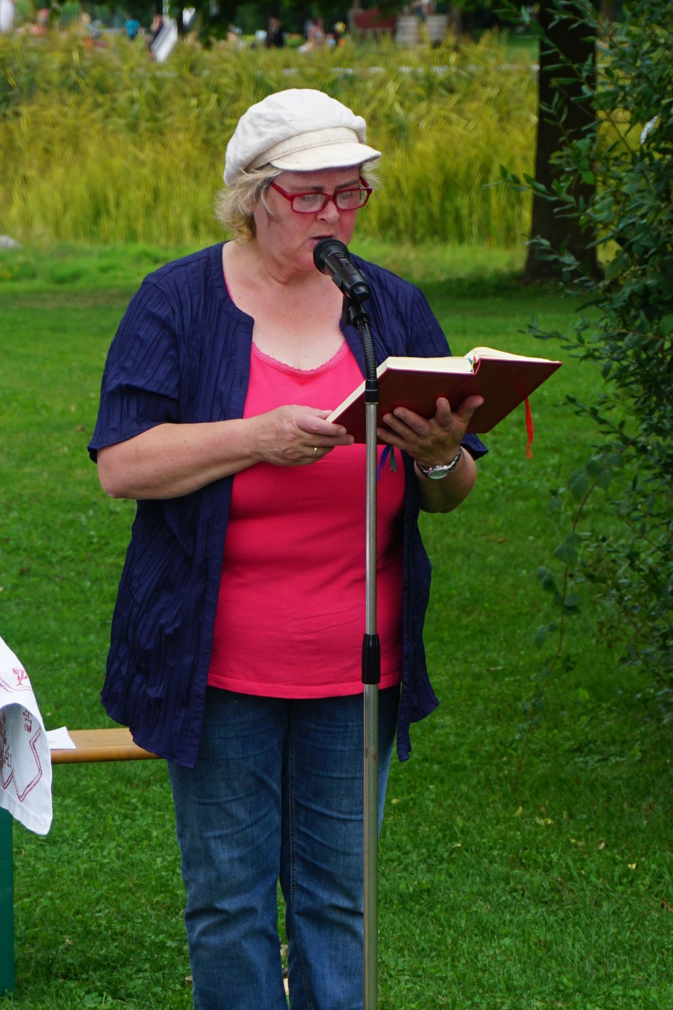 Dekanatsratsvorsitzende Christine Schmid liest die Lesung
