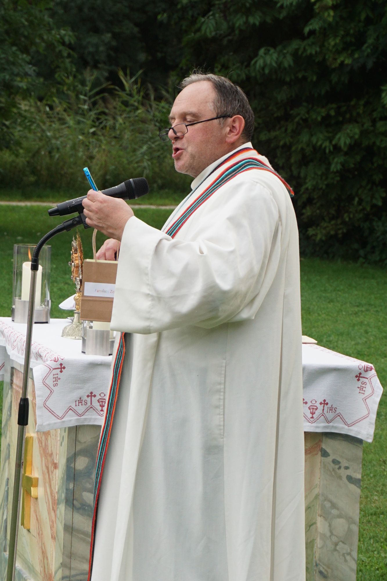 Dekan Franz Eisenmann führt bei der Predigt das Seifenblasen vor