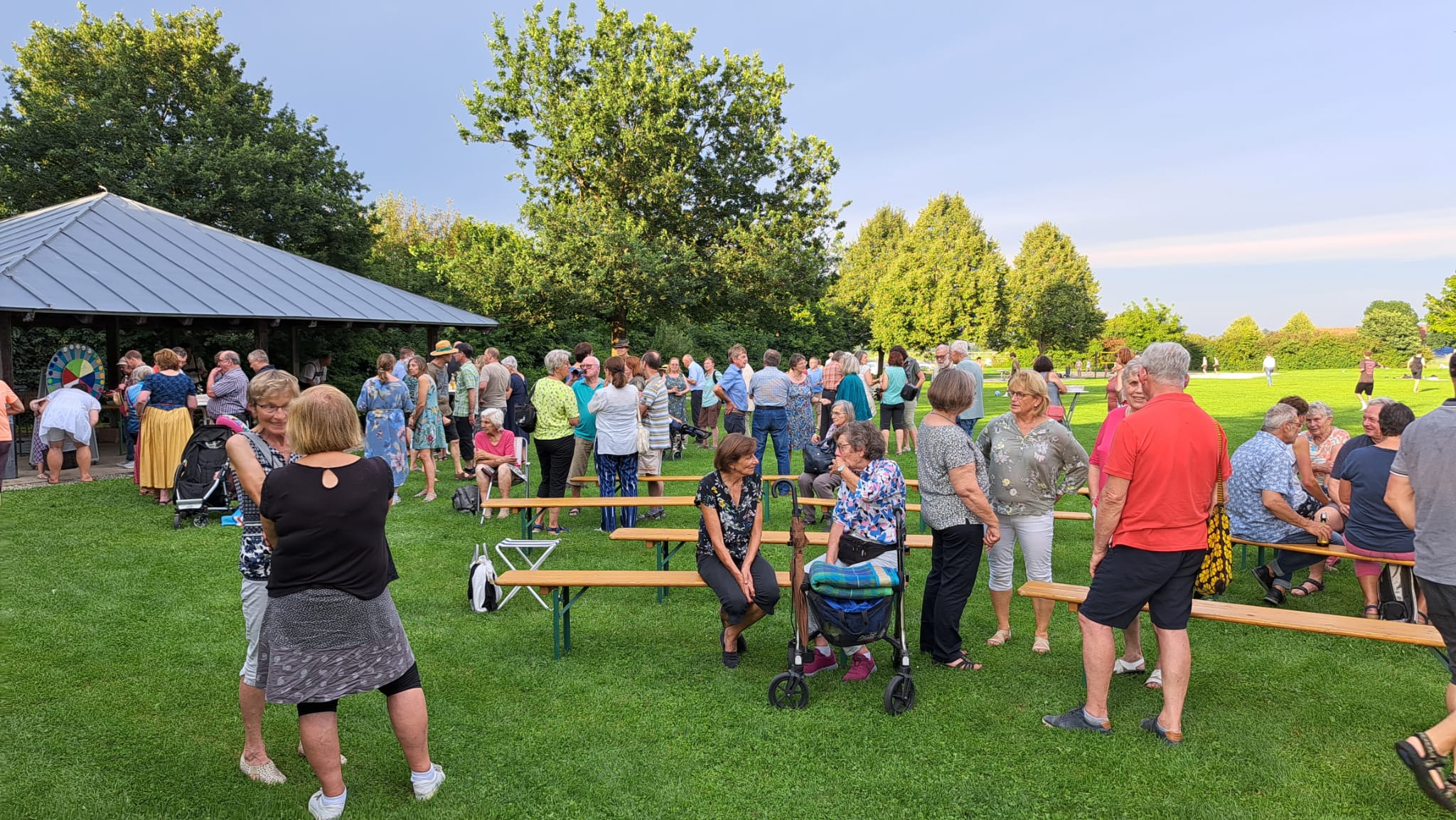 verschiedene Gespräche nach dem Gottesdienst