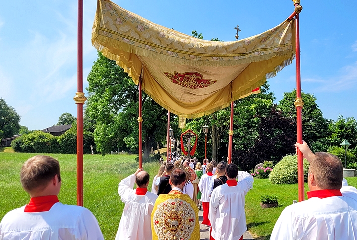 Fronleichnamsprozession durch Babensham