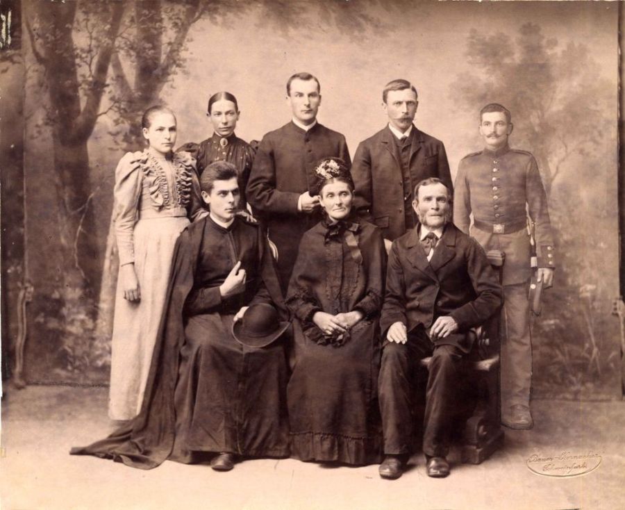 Portraitaufnahme der Familie Faulhaber, um 1893 herum, mit Michael Faulhaber und seiner Schwester Katharina