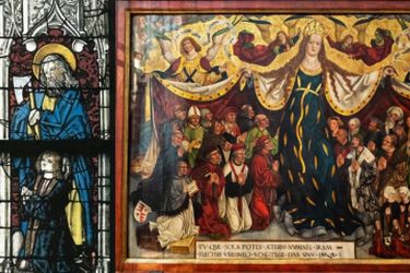 Ausschnitt aus dem Scharfzandt-Fenster im Dom und Schutzmantelmadonna-Bild