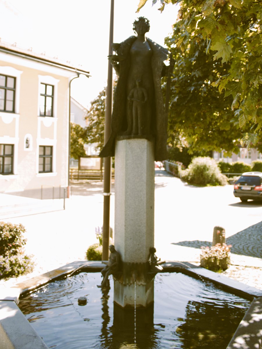 Barbarabrunnen in Peiting<br/>am Hauptplatz