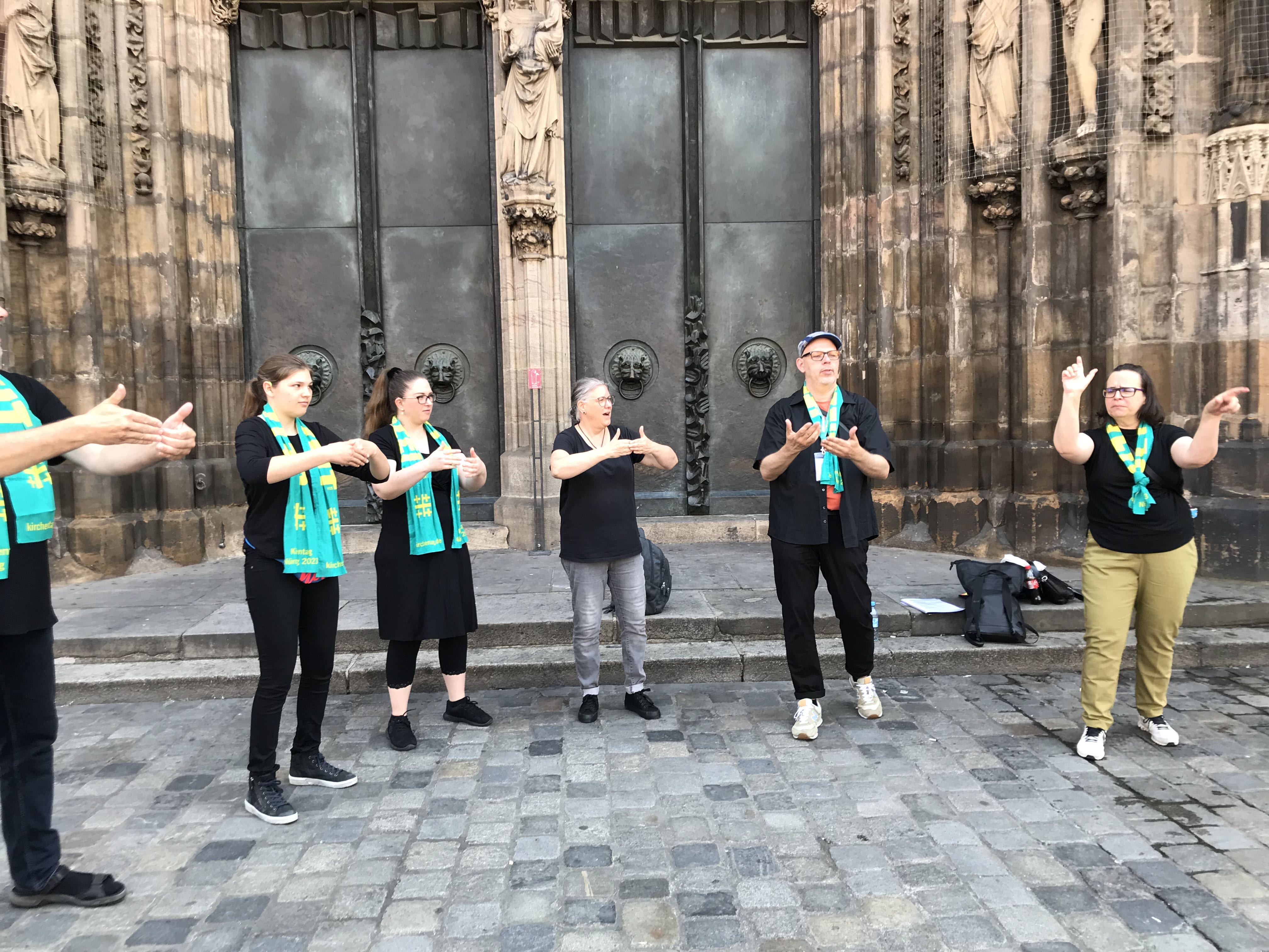 Gebärdenchor vor der Lorenzkirche