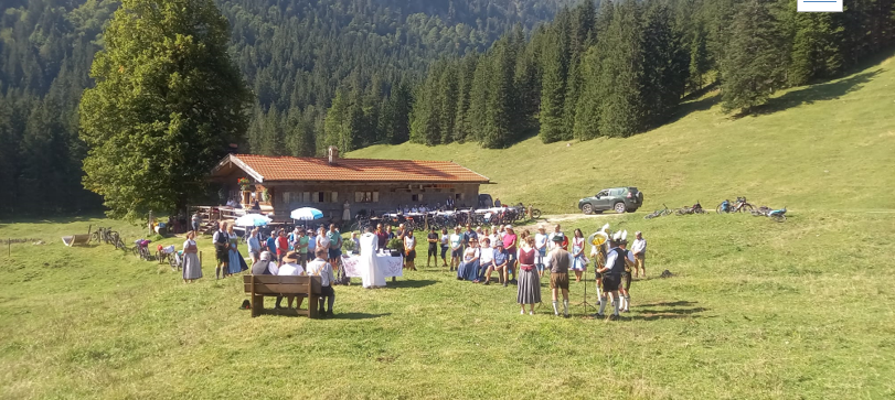 Gesamtansicht der Bayralm Hütte