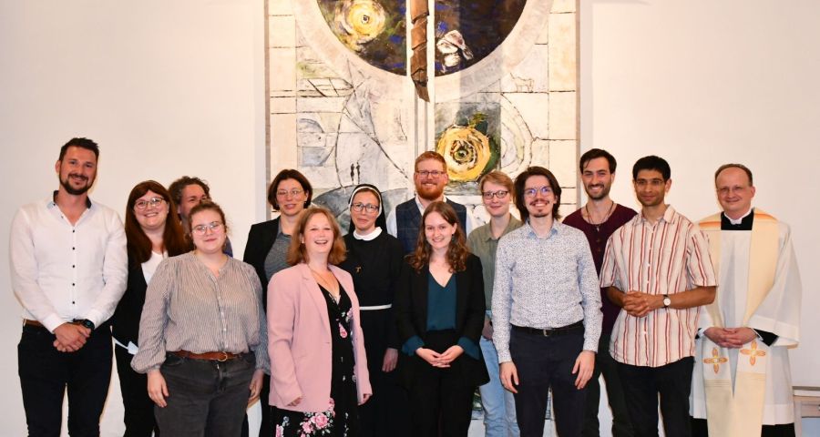 Sechs Gemeindeassistenten und sieben Pastoralassistenten mit Generalvikar Christoph Klingan bei der Feier ihrer Beauftragung