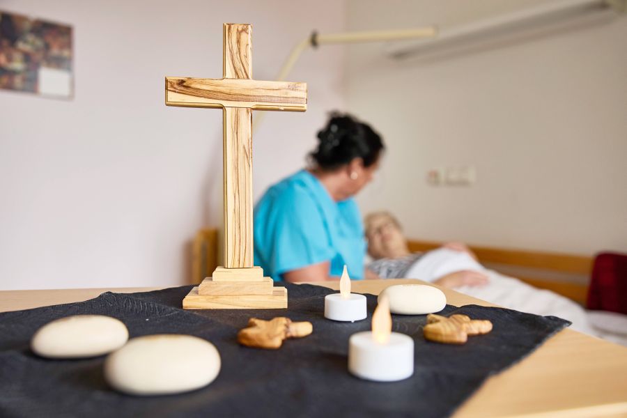 Pflegekraft mit einer Bewohnerin auf der Palliativstation in einem Pflegeheim