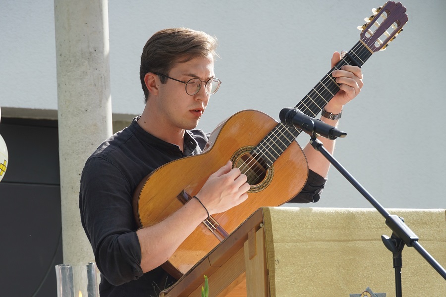 Sänger mit Gitarre beim Antwortpsalm