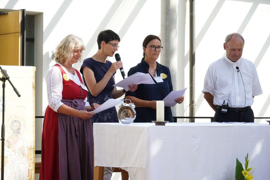 Frau Riesenberger, Frau Schweikl-Andres, Frau Stempfle und Pfr. Windolf beim Gstanzl