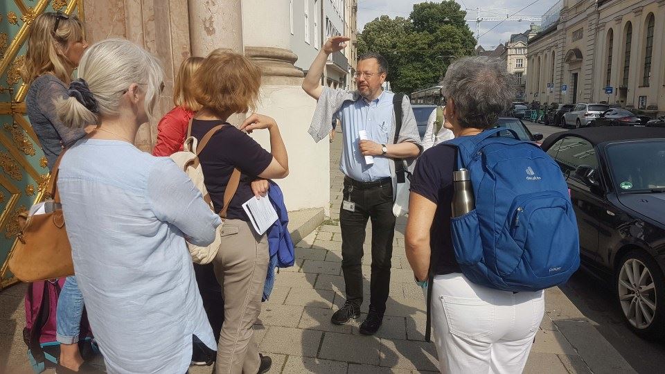 Roland Götz mit Teilnehmerinnen des Stadtrundgangs vor der Dreifaltigkeitskirche