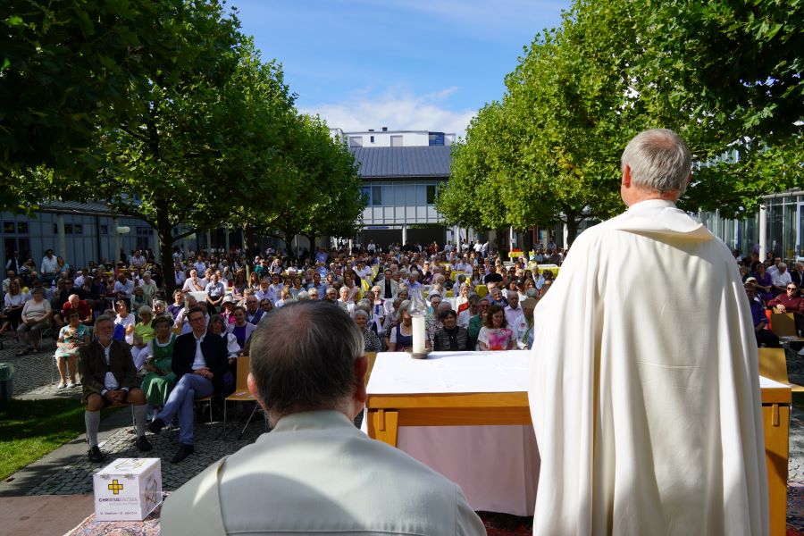 Blick vom Altar zur Gemeinde während der Predigt