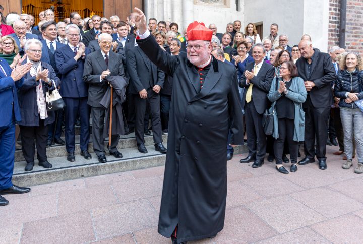 Kardinal Reinhard Marx winkt den Geburtstagsgratulanten vor dem Dom zu