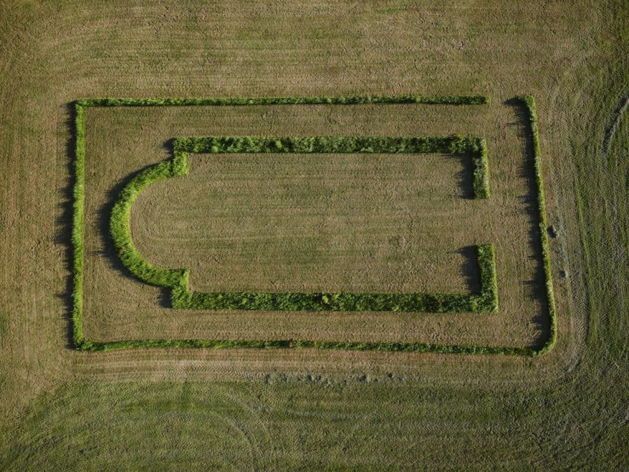 Basilika im Gras in Görisried des Künstlers Bruno Wank