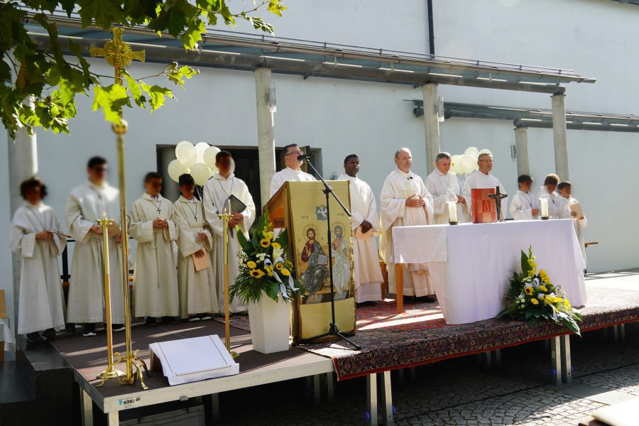 Priester, Diakone und Ministranten am Altar