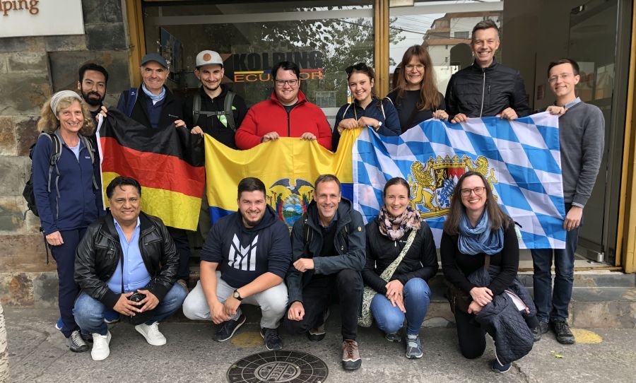 Die Delegation mit Fabián Juca vor der Unterkunft im Kolpinghaus in Quito