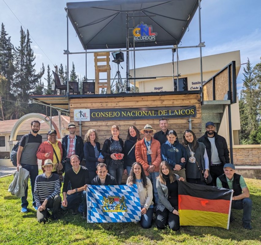 Teile der Delegation mit Juan Andrés Ramírez und seiner Familie in Riobamba vor dem fahrbaren Studio