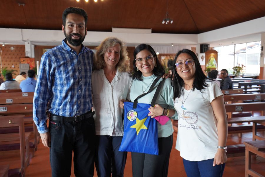 v.l.: Fabián Juca, Bettina Spahn, Doménica López und Paola Tarco vor dem Aussendungsgottesdienst