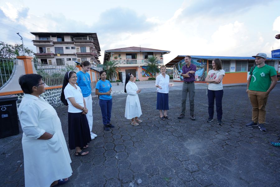 Schwester María, links daneben Schuldirektorin Schwester Narcissa Torres