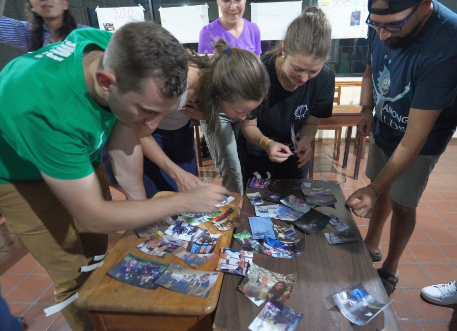 Deutsche Delegation ordnet Fotos der Freiwilligen-Jahrgänge zu