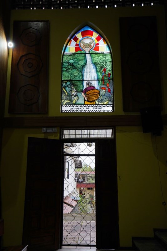 Fenster vom Bischof von Pujo gestaltet und mit Mitteln der Erzdiözese finanziert