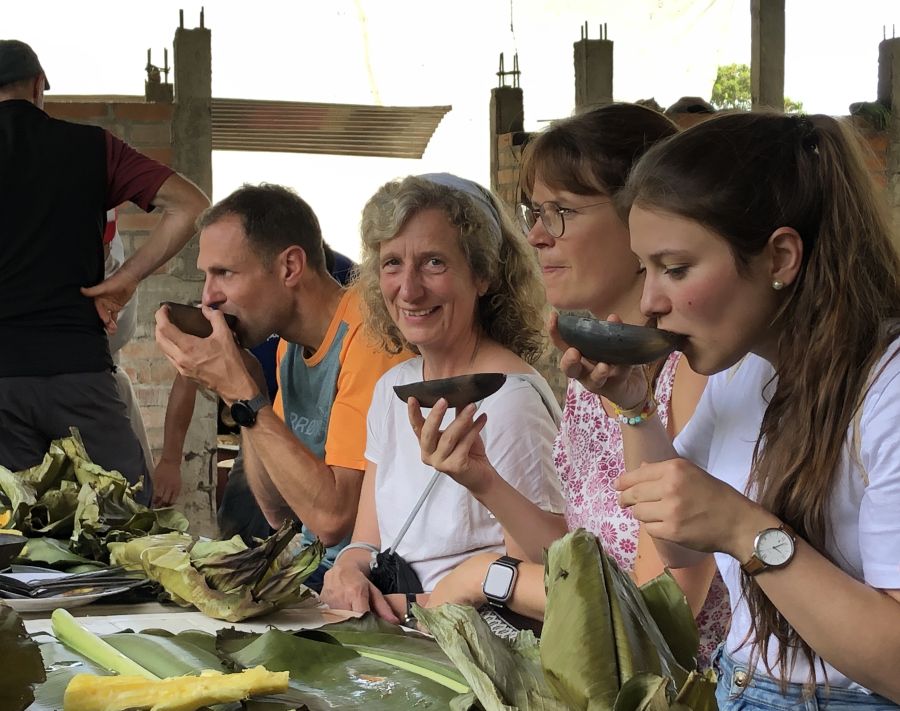 Zum Trinken gibt es Guayusa-Tee aus Holzschalen