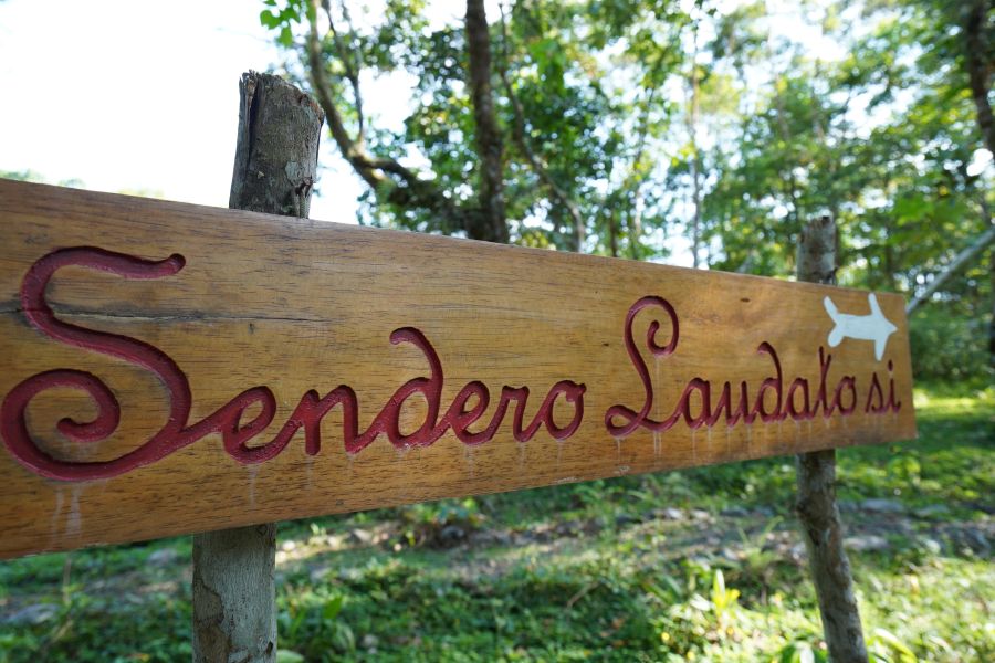 Laudato si-Schild: Angelehnt an die Enzyklika, wird auch im Park Schöpfungsverantwortung vermittelt