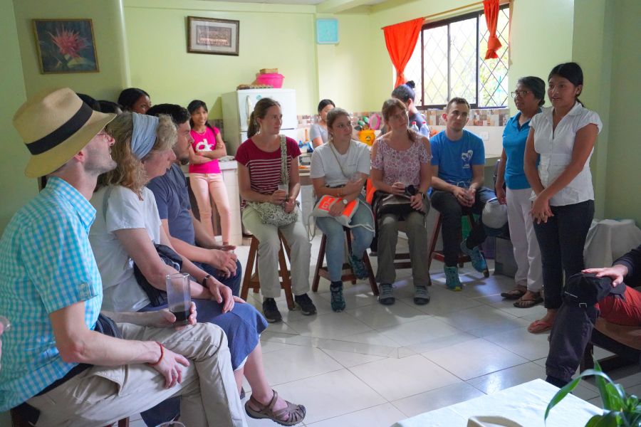 Den Mädchen wird ermöglicht zur Schule zu gehen, und nach dem Abitur können sie entscheiden, welchen Weg sie einschlagen möchten