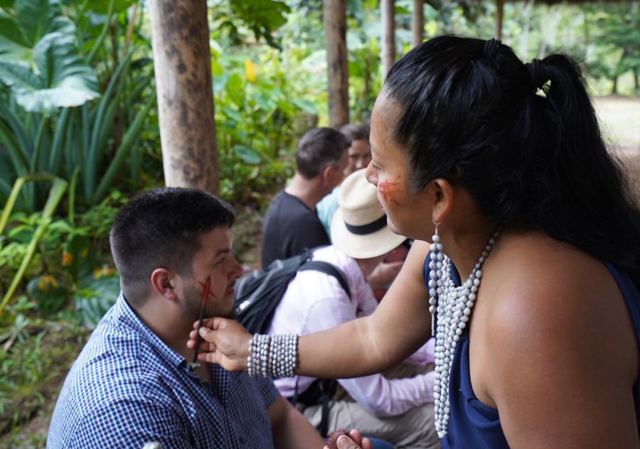 Die Delegation erhält auch die traditionelle Bemalung mit eigener Bedeutung von Farben und Zeichen