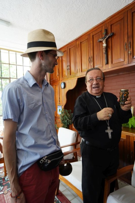 Der Bischof hat eine Schlange konserviert, die unter seinem Bett gefunden wurde