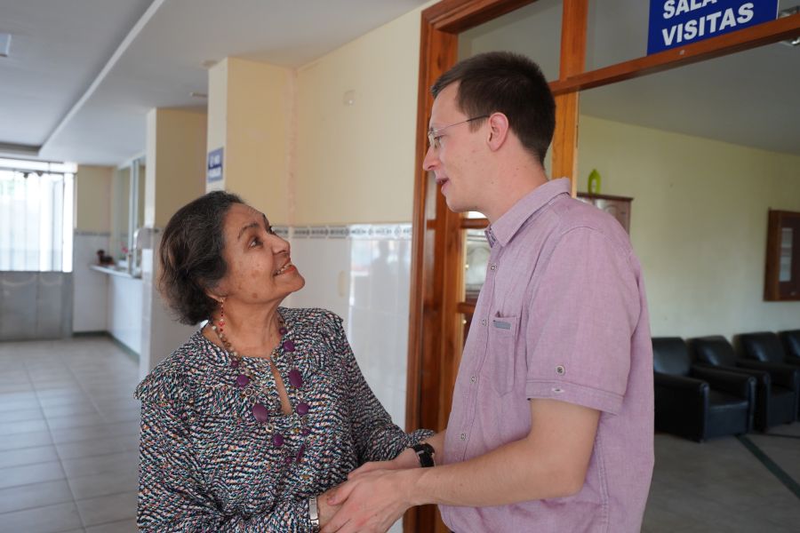 Delegationsmitglied mit einer Bewohnerin